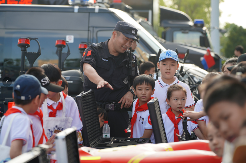 江苏盐城东台：萌娃进警营 上好新学期第一堂安全课