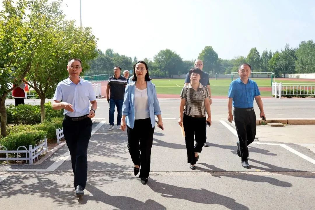 礼颂教师节，情意暖人心——青岛西海岸新区大村镇开展教师节走访慰问活动