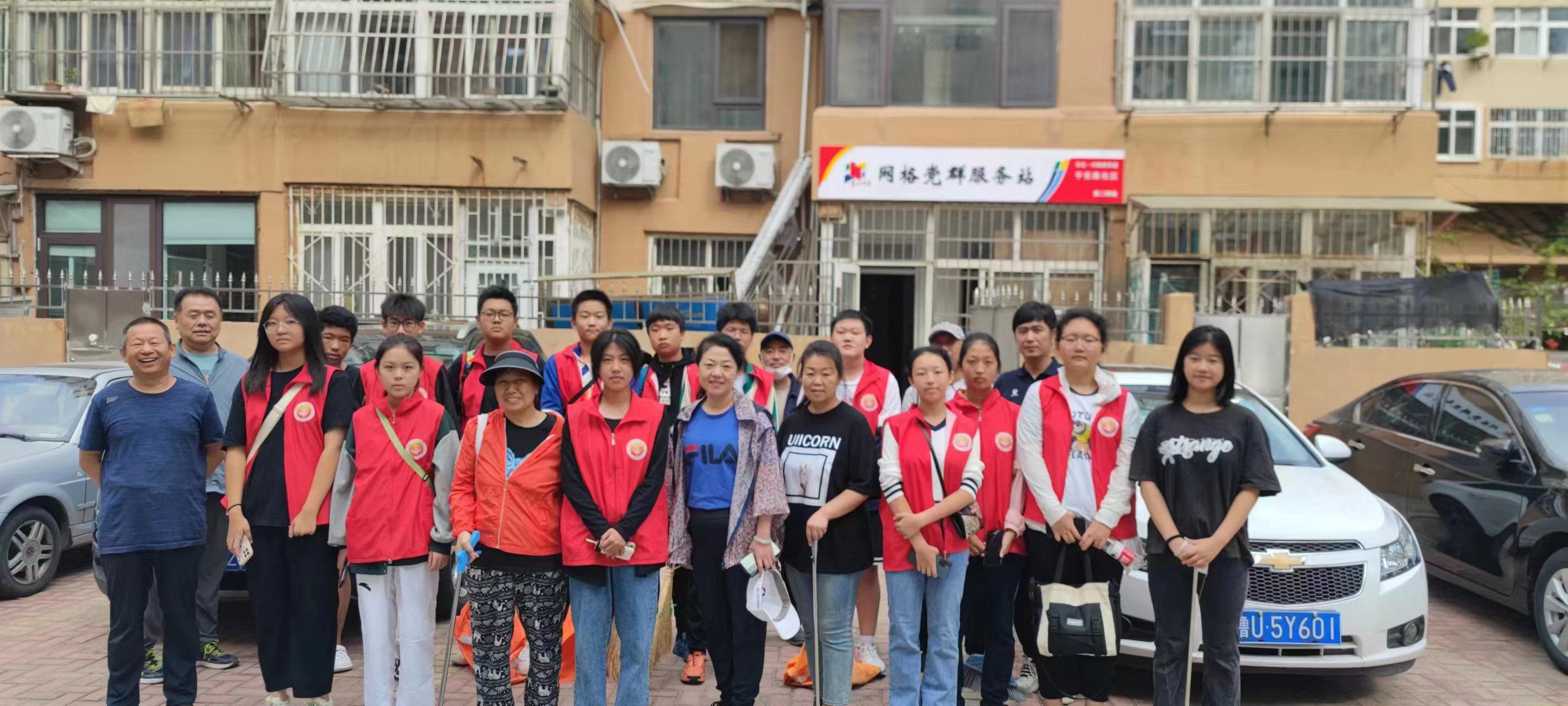 践行青春使命，行动洁净家园——青岛烹饪学校2023级1班中秋志愿服务进社区活动