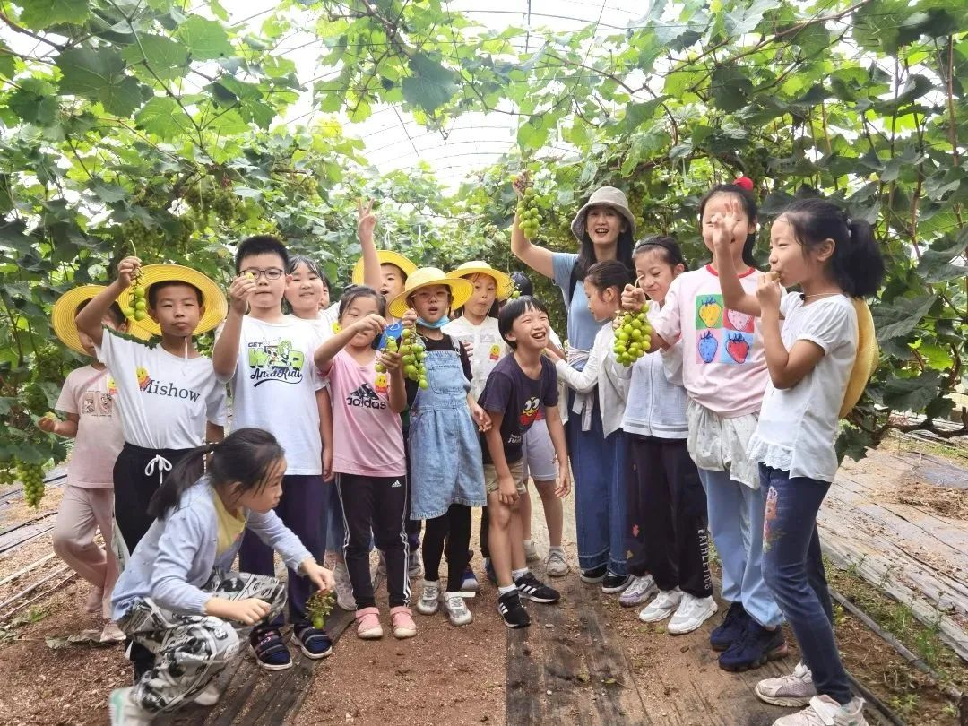 青岛市黄岛区张家楼街道：双节假期，近郊游“点燃”游客热情