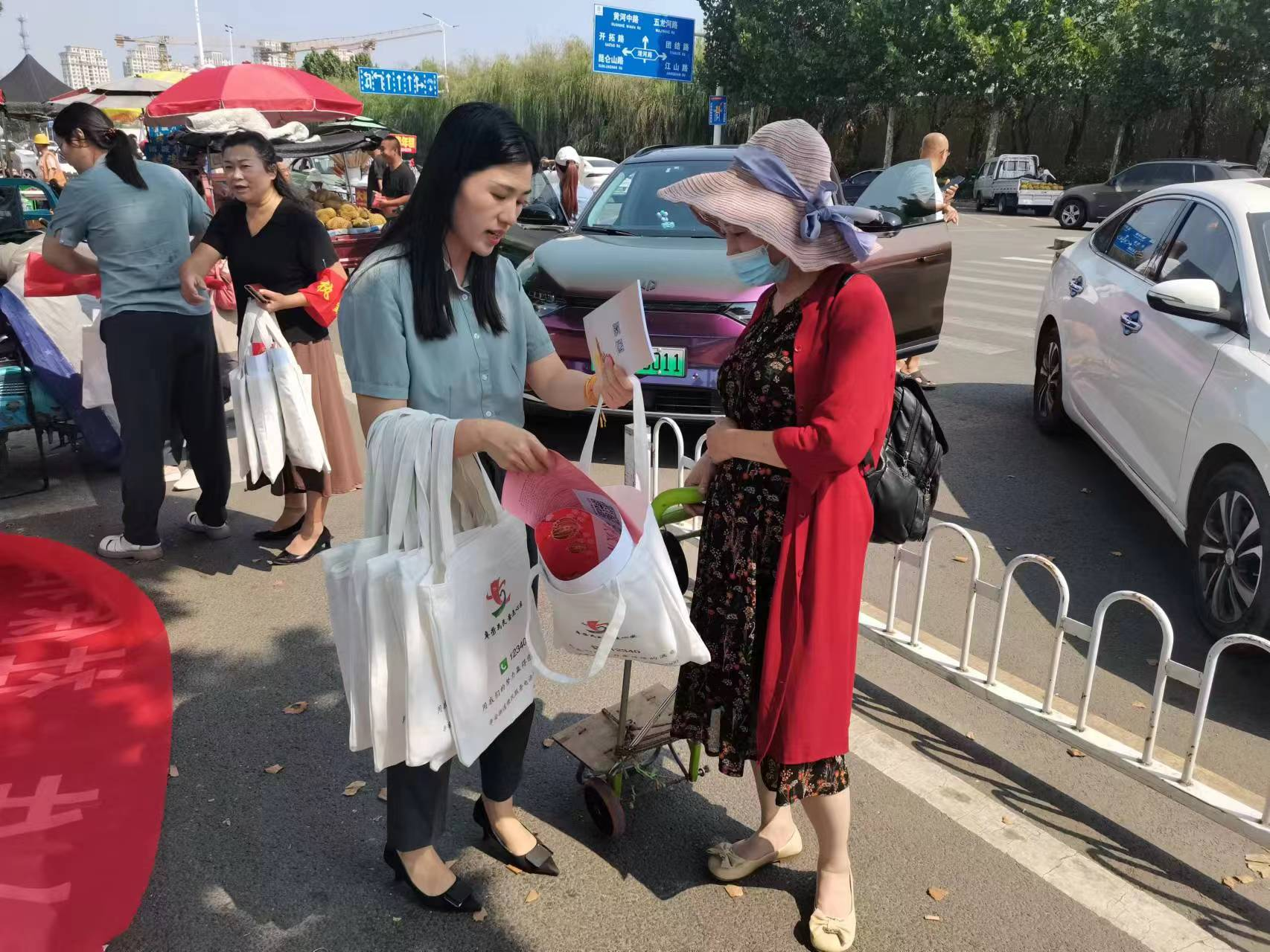 青岛西海岸新区辛安街道：政策宣讲进大集，惠企便民多方位