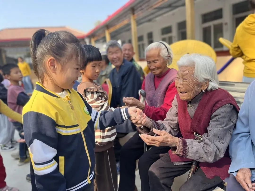 青岛西海岸新区大村镇：童心敬老，爱意绵长