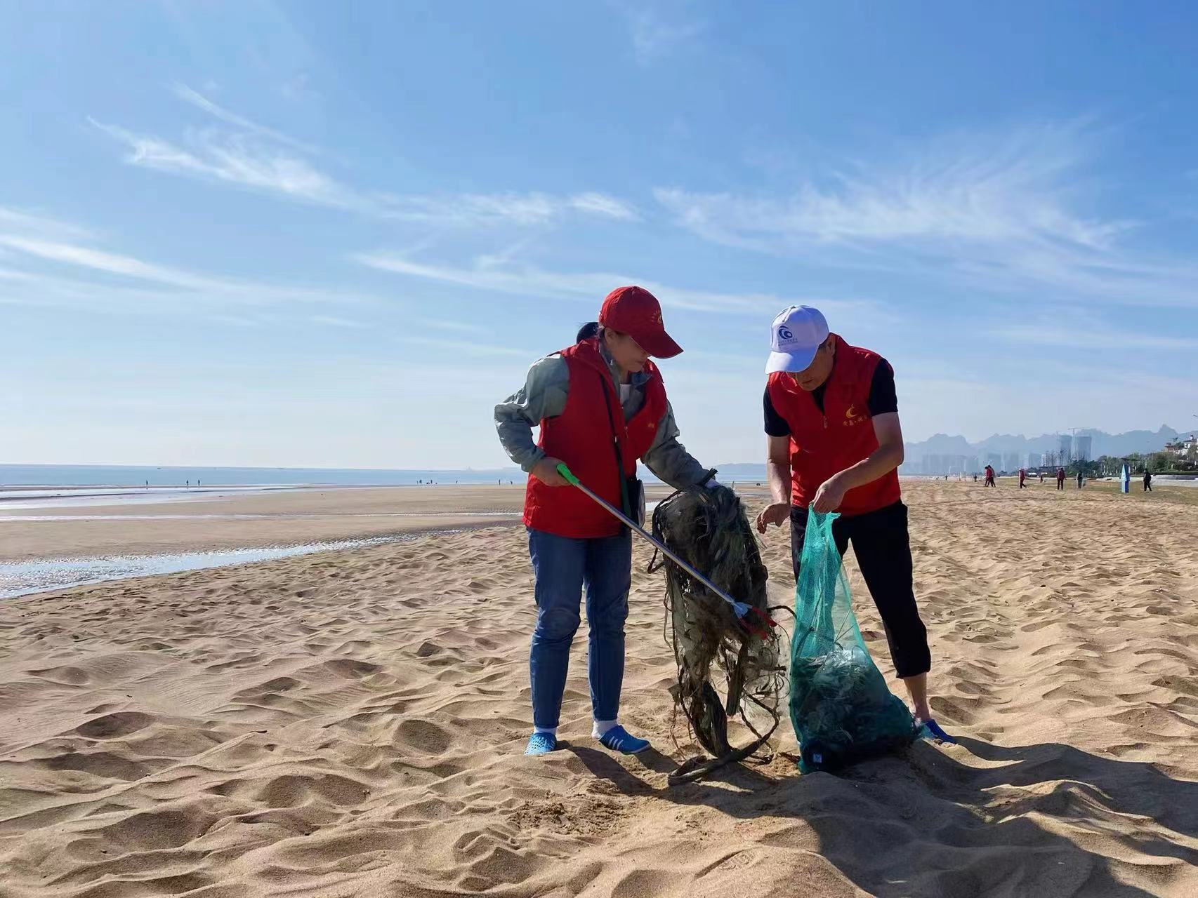青岛西海岸新区幸运草公益服务中心组织开展“洁净沙滩”守护美丽海岸线公益活动