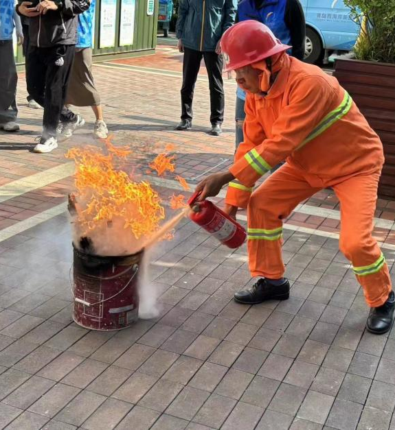 以演助防，防患未“燃”——青岛西海岸新区张家楼街道开展“全民关注消防，生命安全至上”消防演练