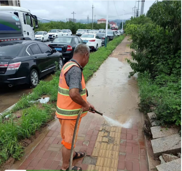 青岛市黄岛区铁山街道清理积水淤泥保障道路整洁畅通