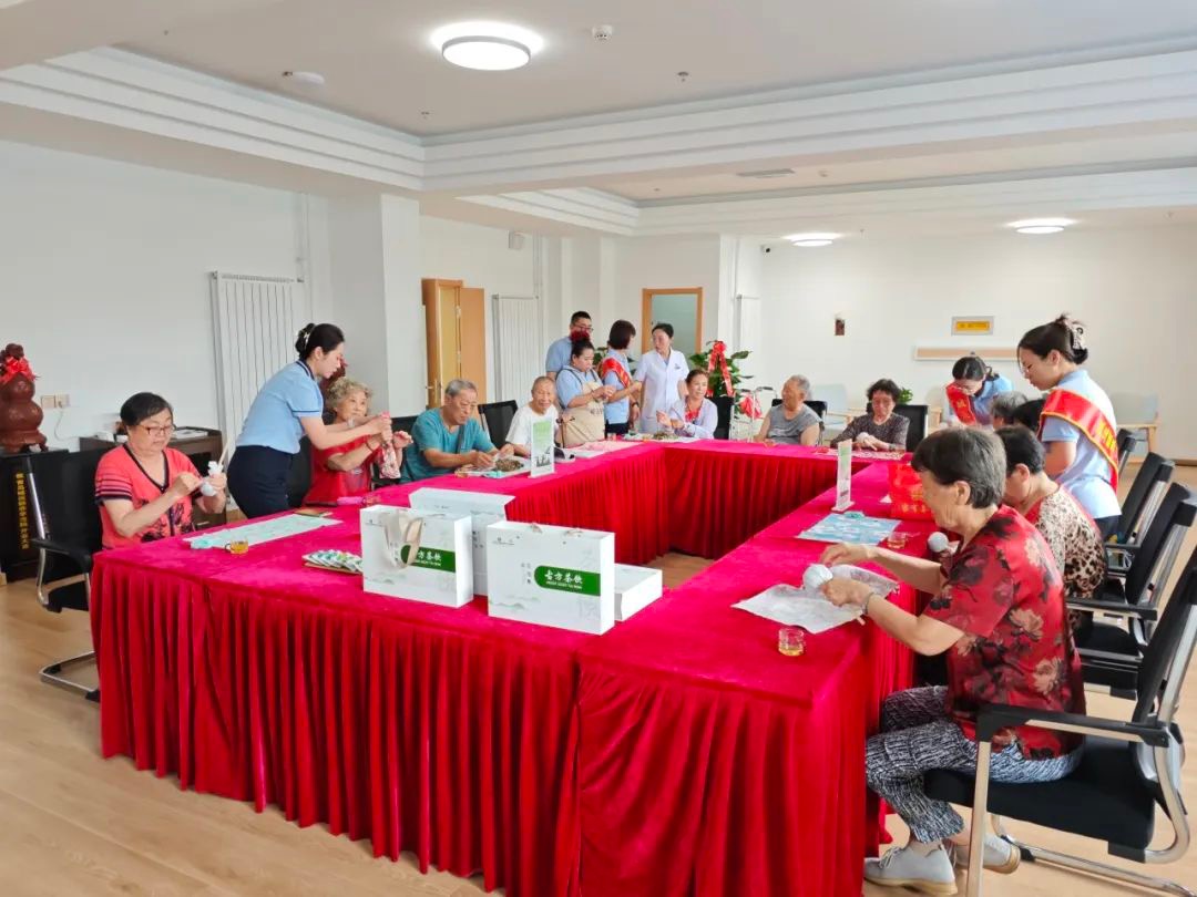 城运颐养李沧院盛夏敬老行动启幕:“艾”光璀璨映伏日，福“锤”轻敲启安康