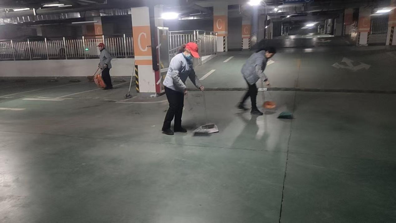 青岛西海岸新区铁山街道持续开展地下室停车场环境清扫工作