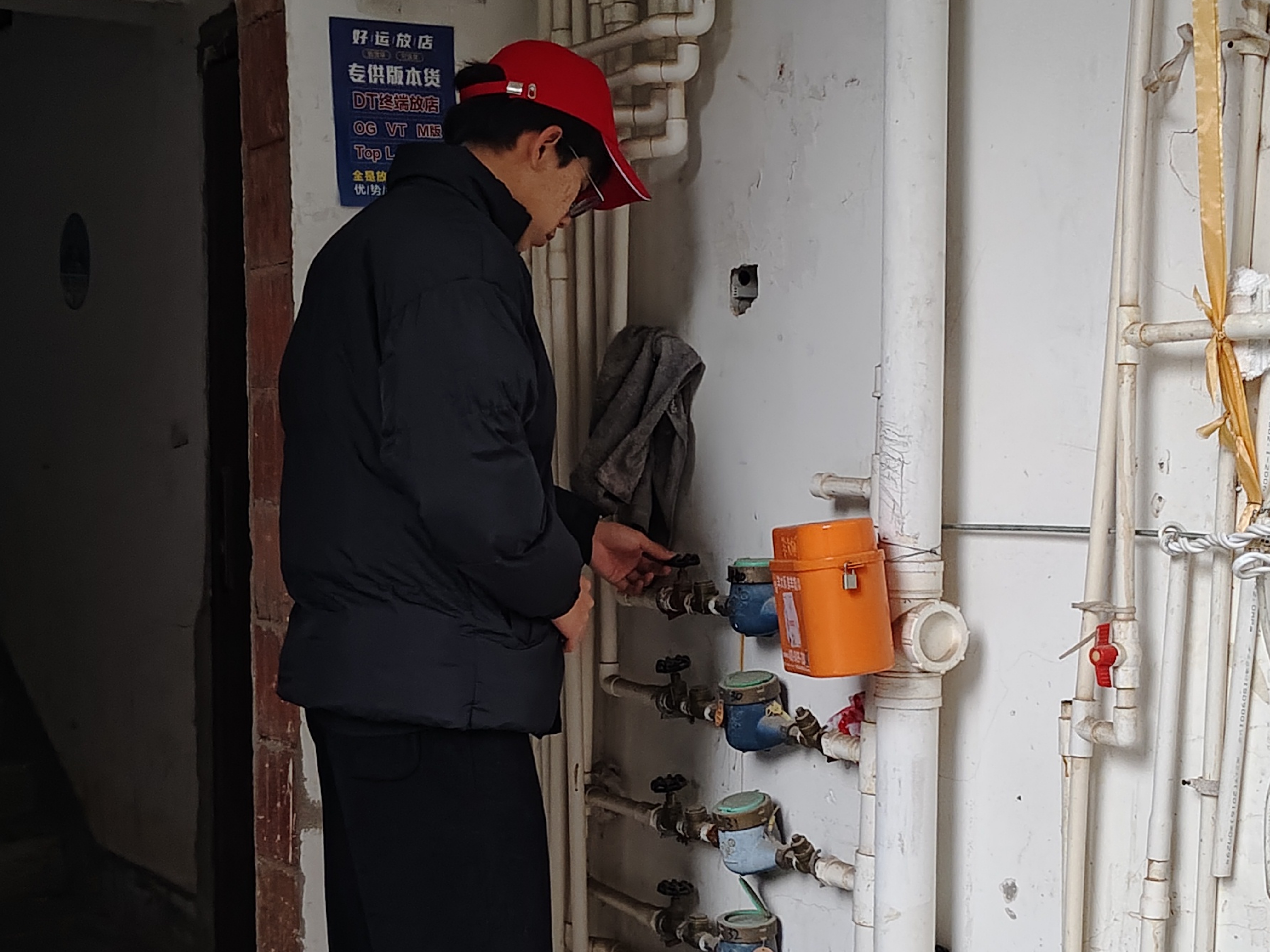 冬日社区查水电，温情守护暖人心