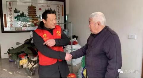 退役军人顾晓春 俯身为民办实事