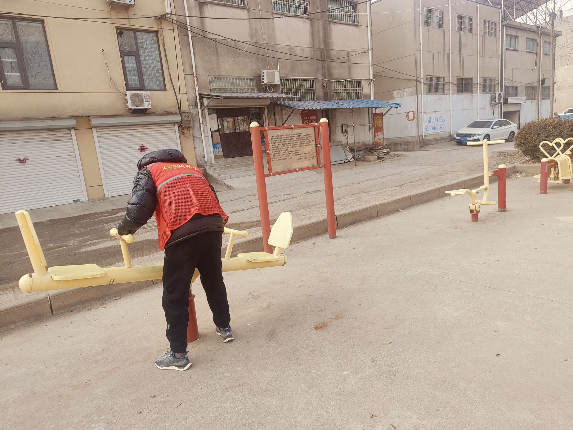 检查健身器材，保护居民安全