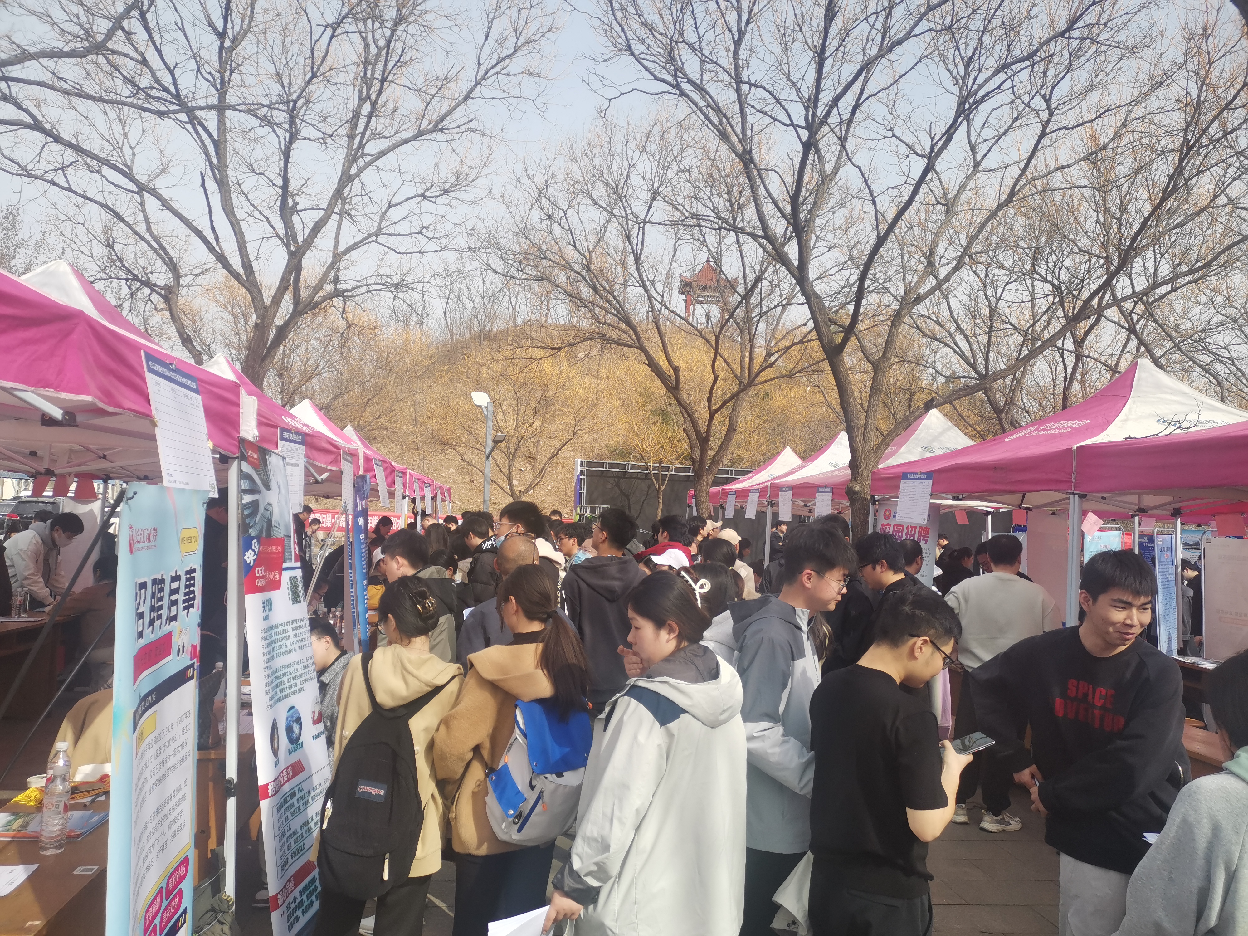 青岛市崂山区引才“专列”驶入三所省内重点高校 点燃青年人才就业热情