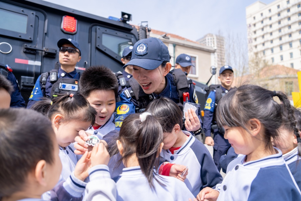 “青鸾”护航绘春景 童伴平安向远方市北公安与萌娃共筑五一出游安全网