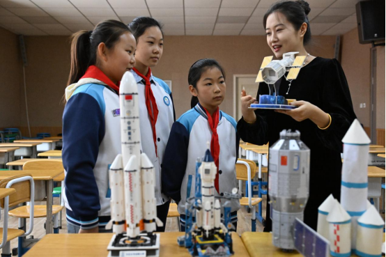 山东即墨：迎接航天日 科普进校园