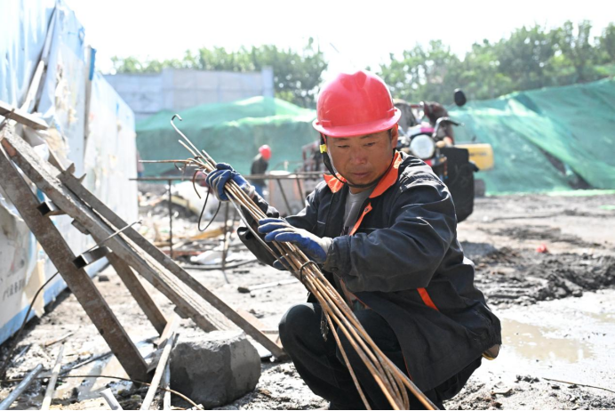 山东即墨：坚守岗位度“五一”