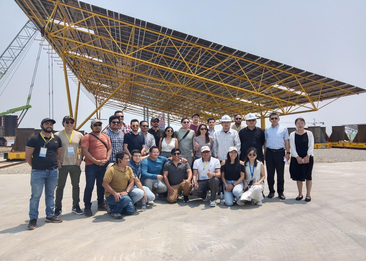 厄瓜多尔“环境友好型光伏+”研修班参观考察中电建海上光伏项目