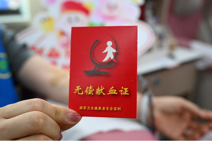 山东即墨：市民无偿献血 为爱挽袖  迎世界献血日