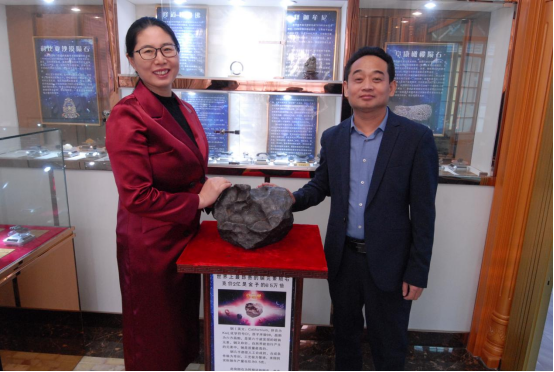 “追星族”苗朝辉和她的陨石科普馆