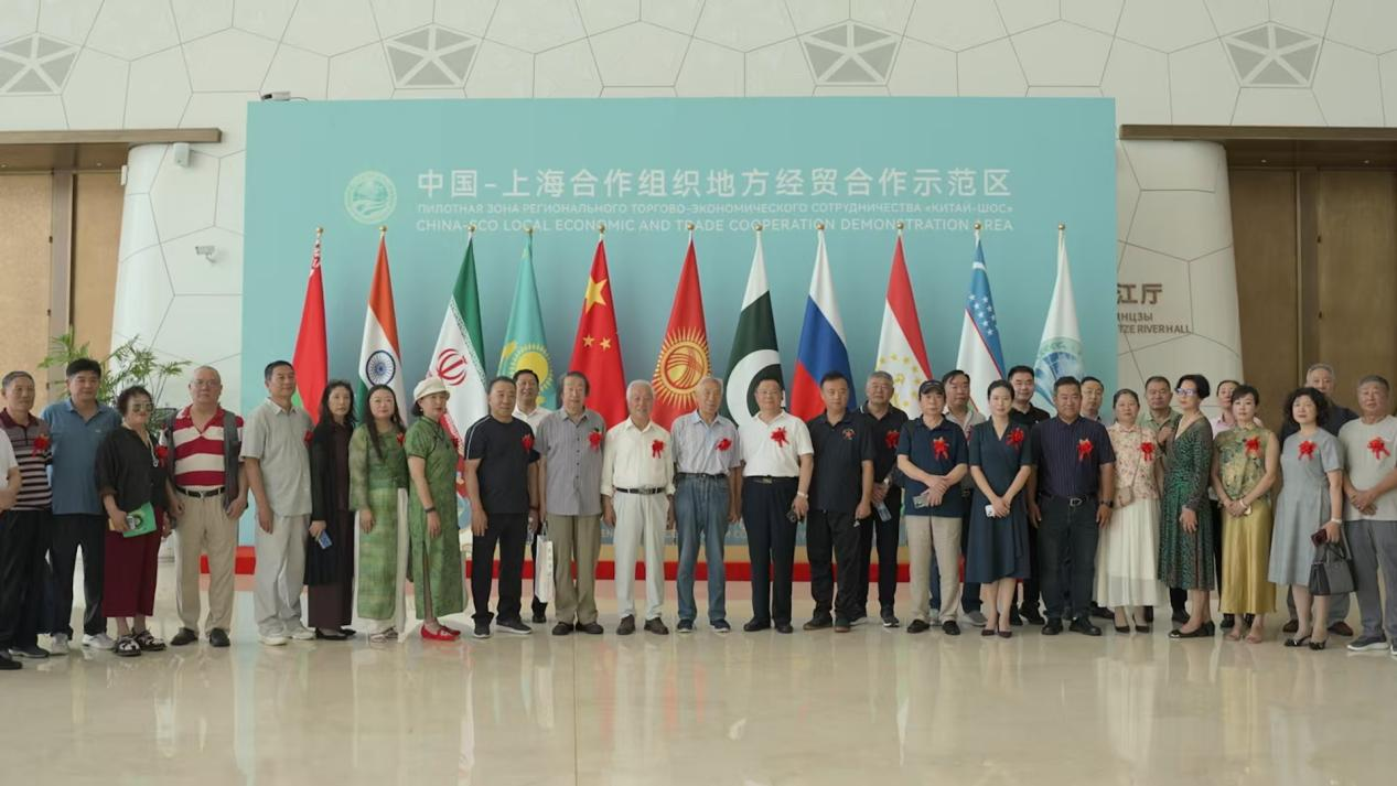 2025首届世界之声艺术节   庆“七一”梦之蓝书画刻字艺术展隆重开幕。