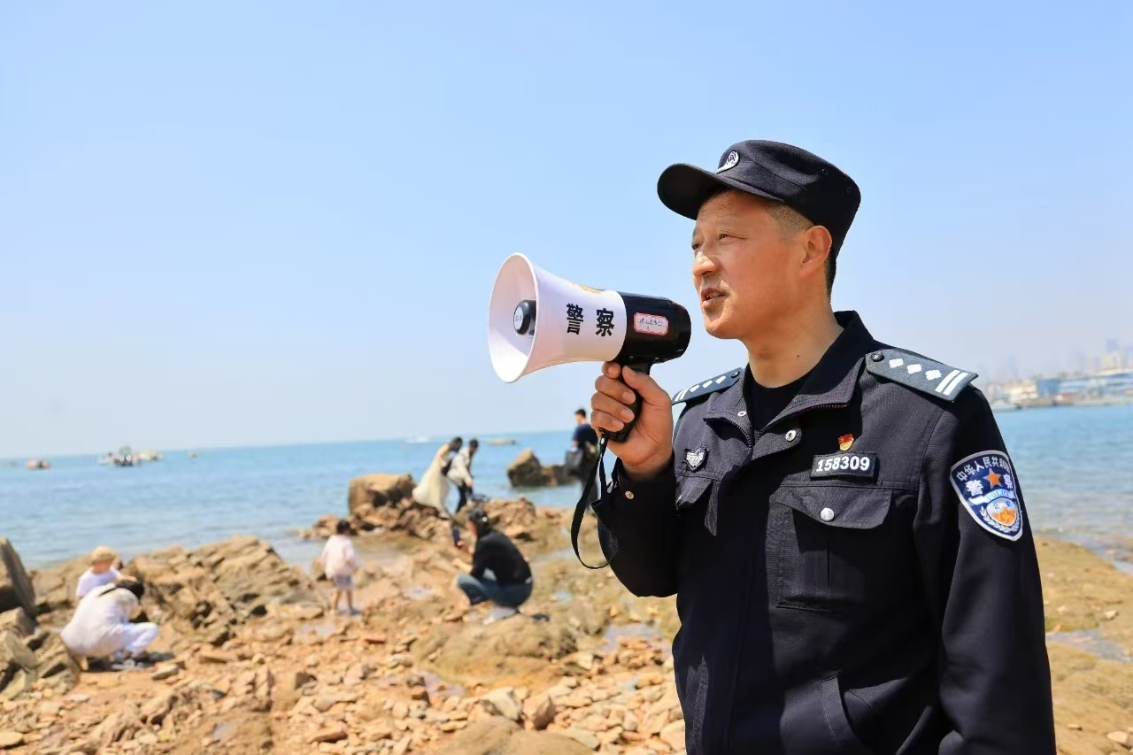 “铁脚板”与“大喇叭”：青岛崂山民警封建生织就小麦岛平安网
