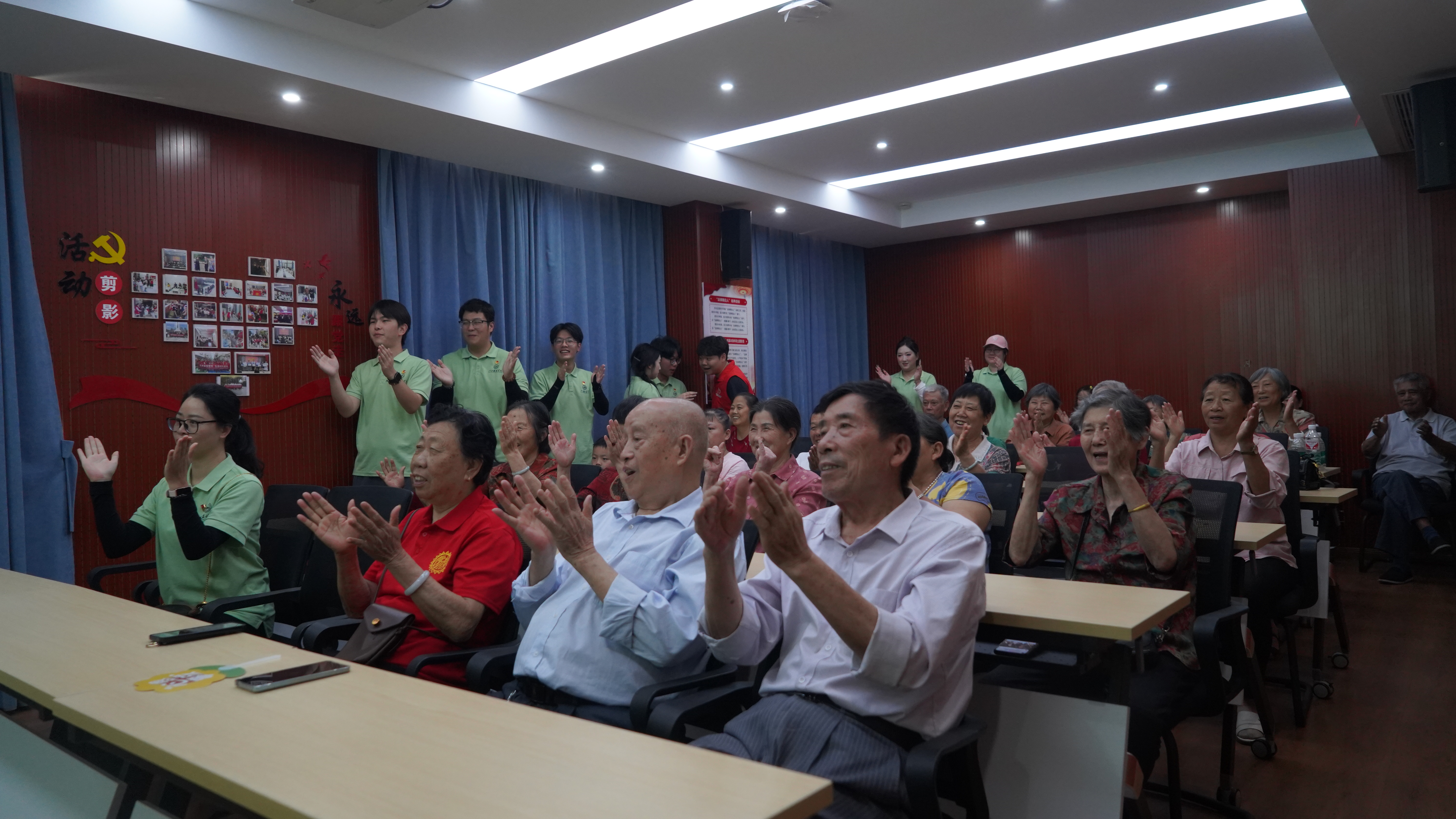 光影筑梦希望 新媒点亮晚年||江西服装学院“光影筑梦 新媒惠农”文明实践队开展“老友帮帮堂”志愿服务活动