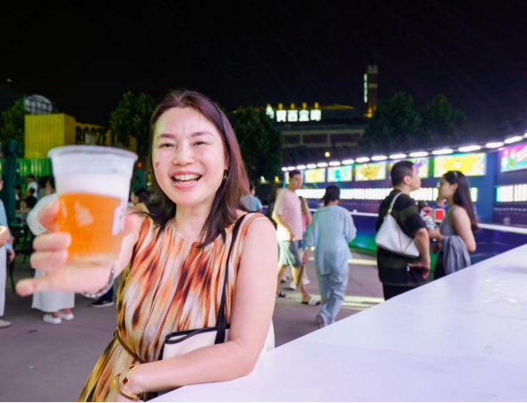 在青岛西海岸新区金沙滩啤酒城，碰！澎！