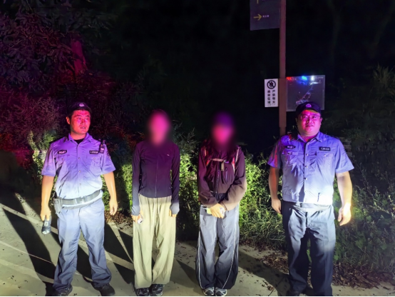 山顶夜幕下 崂山公安帮助迷路游客走出困境