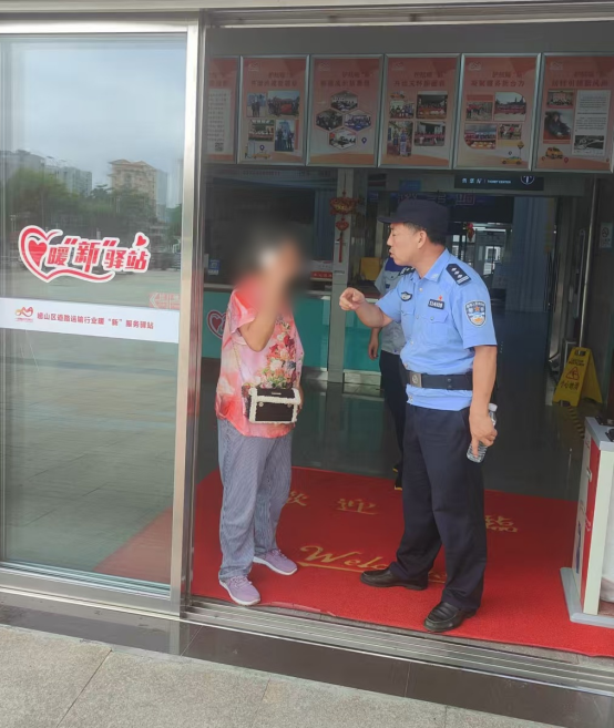 八旬老人坐错车迷路 民警暖心相助帮团圆