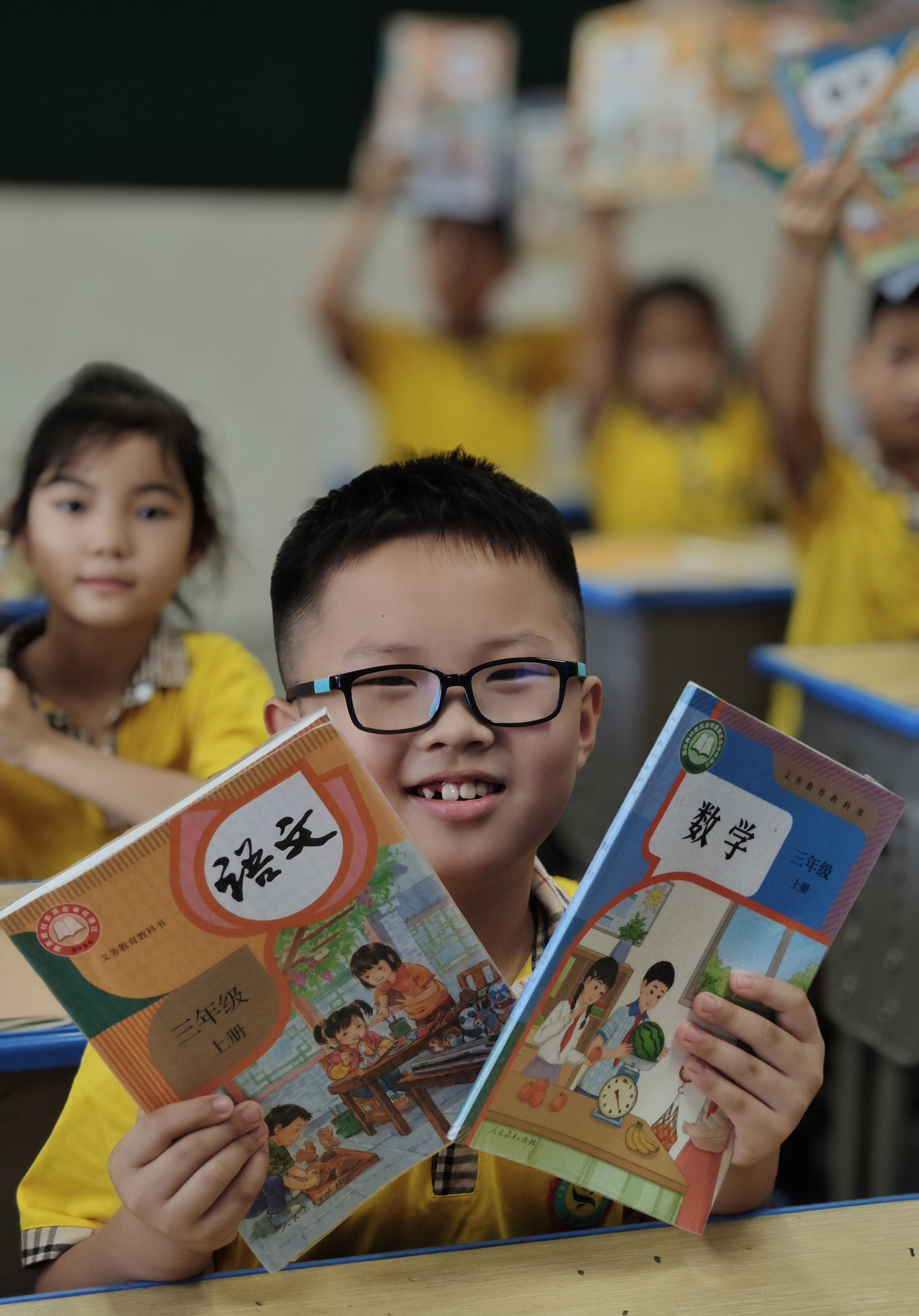 奉新四小：喜领新书迎接新学期