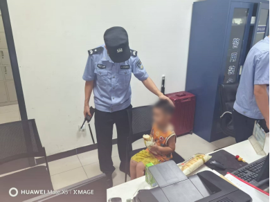 三岁男童走失，警民携手暖心守护：“别怕，叔叔带你找妈妈”