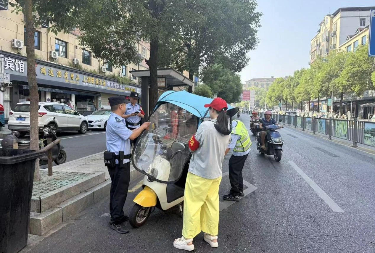 江西奉新:开展交通文明劝导活动