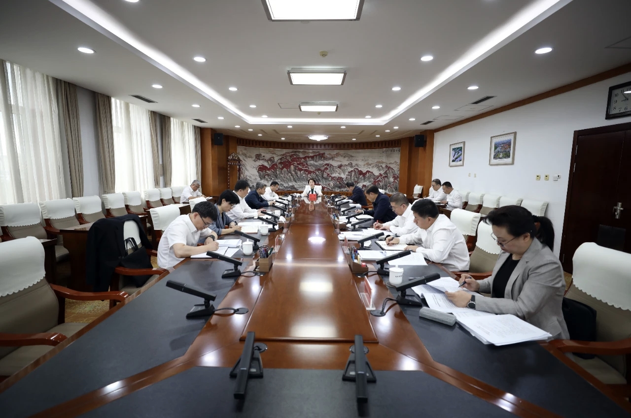 丛丽主持召开市委理论学习中心组第十次集体学习会议