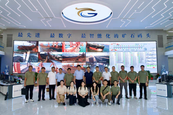 青岛市交通运输局组织青年干部赴青岛港开展“走进世界一流海洋港口”主题研学活动