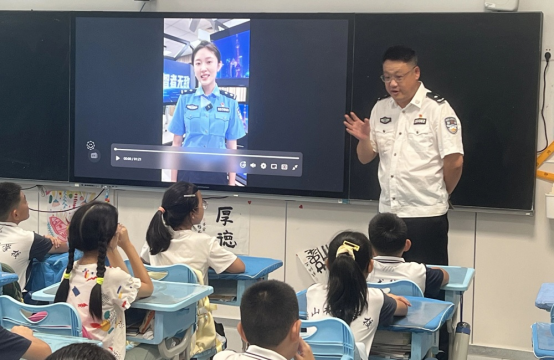 青岛崂山公安“花式普法”进行时！ 校园、渔港都是反诈宣传课堂
