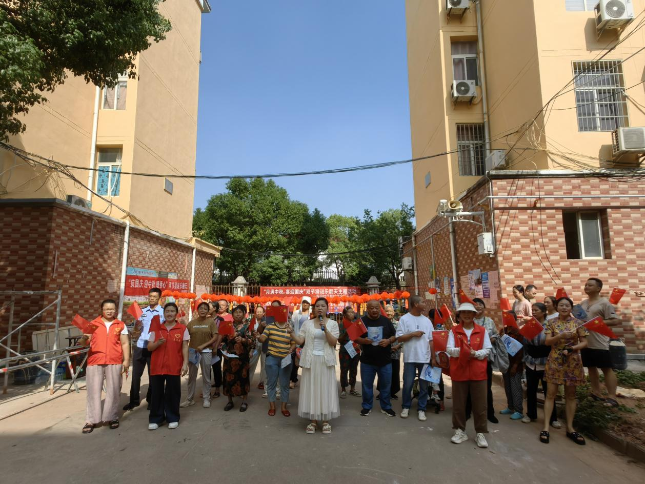 江西奉新：双节猜谜欢乐无限