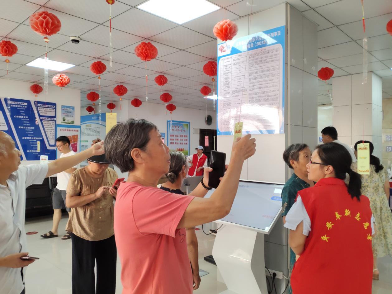 江西奉新：中秋猜灯谜 邻里乐团圆