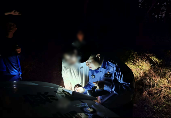 公安消防深夜联动，成功救助两名迷路游客