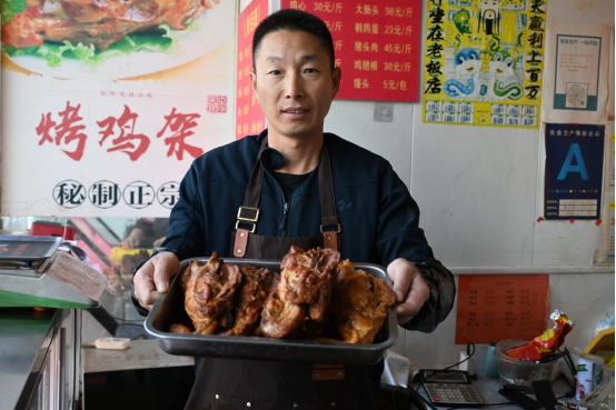 从驾校教练到烟火“艺术家”：苗双明的烤鸡架与百味人生