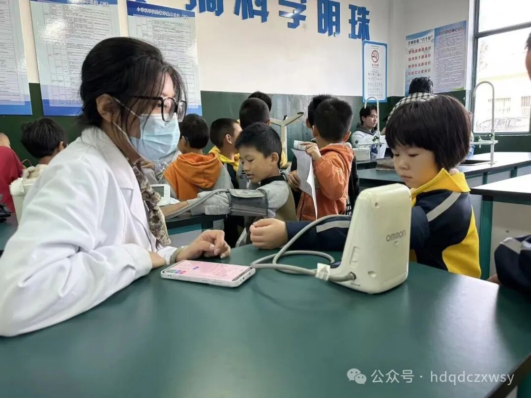 青岛市黄岛区大村中心卫生院进校园为中小学生开展健康查体