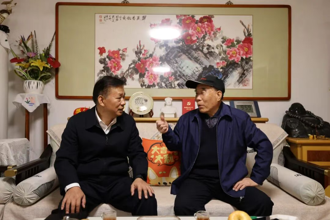 青岛监狱党委走访慰问离退休老干部