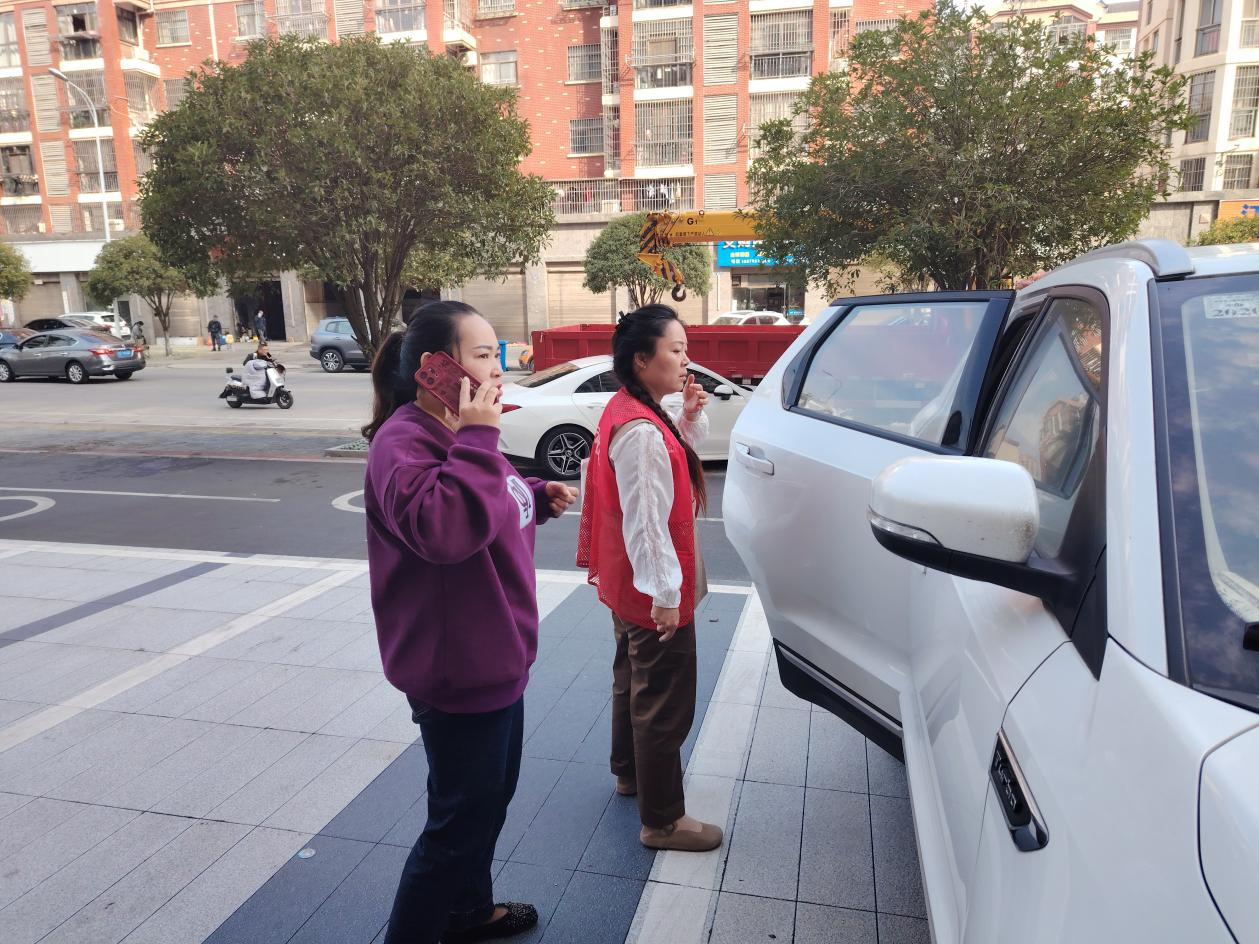 江西奉新：车门未关现隐患 网格员暖心守护获好评