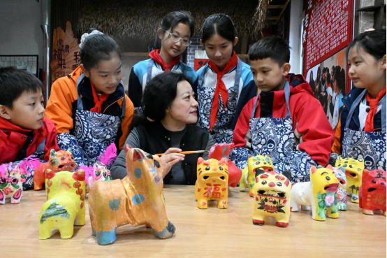 山东青岛即墨：非遗“泥老虎”进校园   艺术魅力润童心