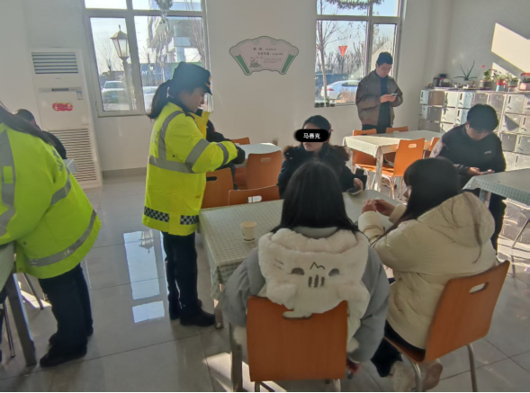 寒风中护航求学路 “执法蓝”温暖学子心