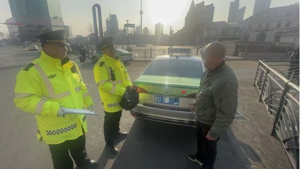 爱心接力暖寒冬 多部门携手助八旬老人找回遗失背包