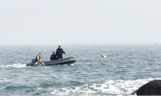 镜头追逐风景，潮水围困礁石——崂山警民联手救援忘情游客