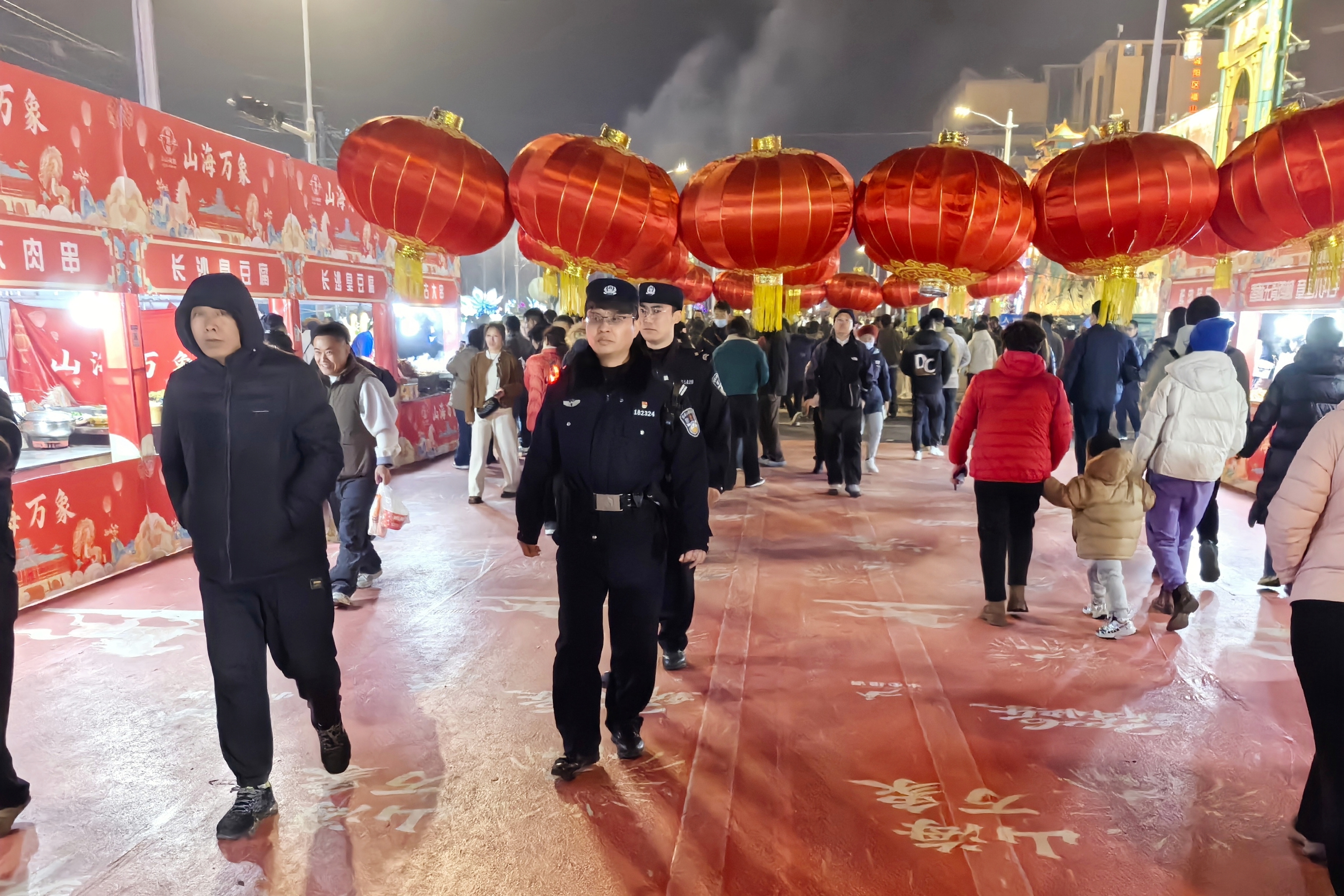 元宵佳节“警”色浓，坚守岗位护平安