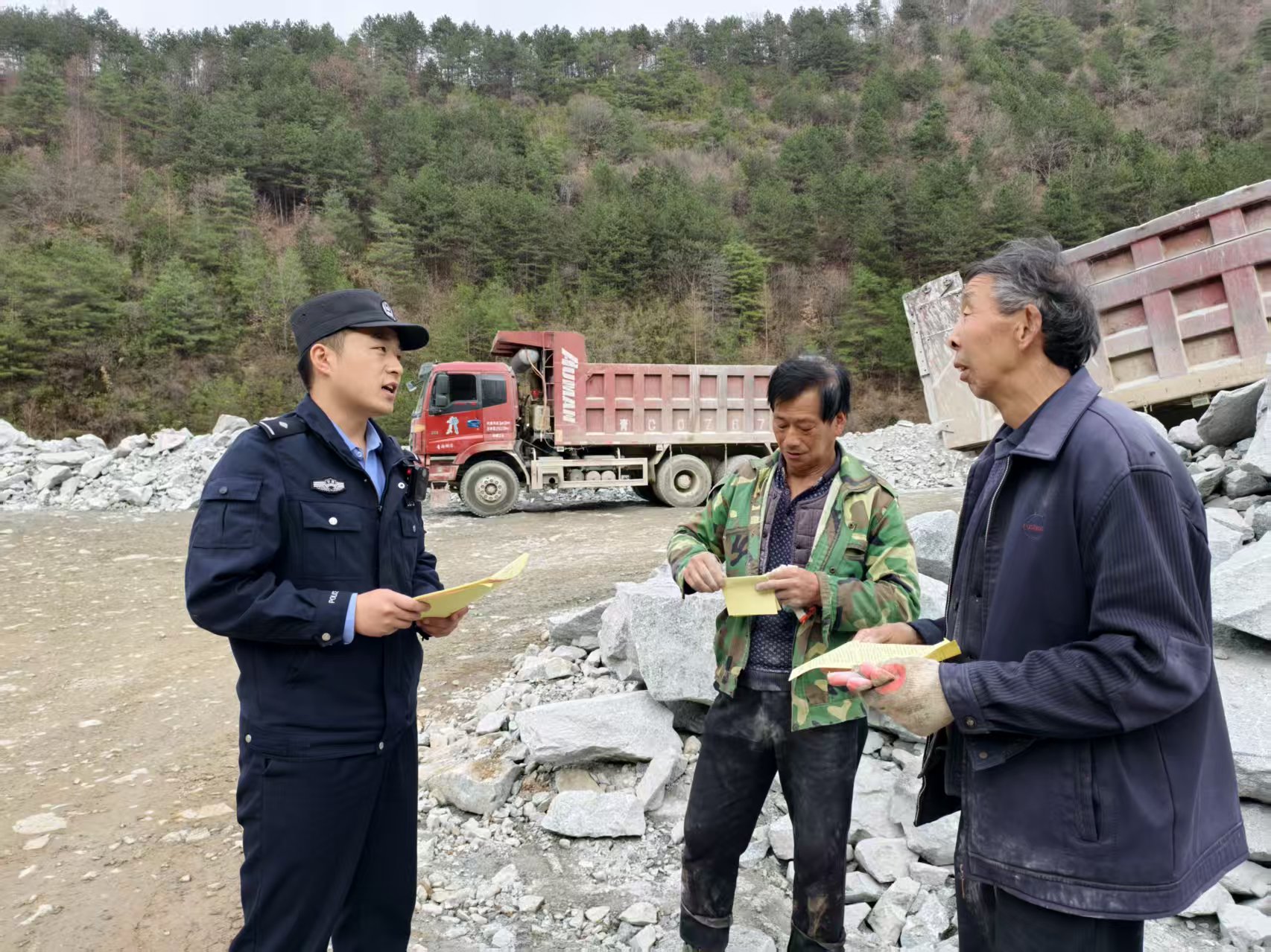 甘肃徽县公安局江洛派出所：聚力保障重点项目  忠诚守护发展大局