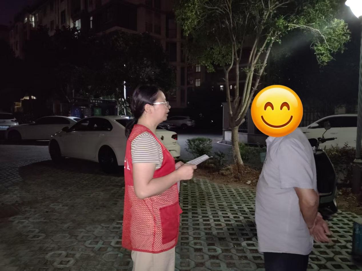 江西奉新： 私设水泥墩存隐患 劝导整改还畅通